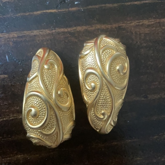 Blouse Clip 80’s Goldtone Teardrop Shape Scroll Embossing Elongated Design - Picture 5 of 5